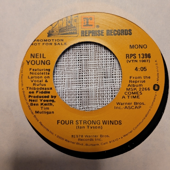 Neil Young "Four Strong Winds" 35 rpm excellent condition. - Picture 2 of 3